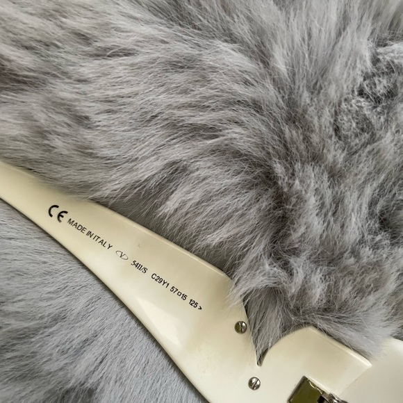 ❤️💚 VALENTINO SUN GLASSES 💚❤️ - Picture 6 of 8